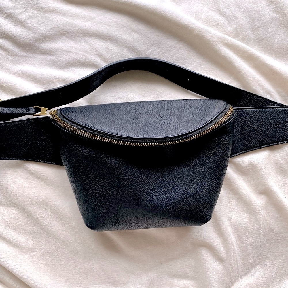 Universal Thread Black Adjustable Crossbody Bag - Picture 2 of 12